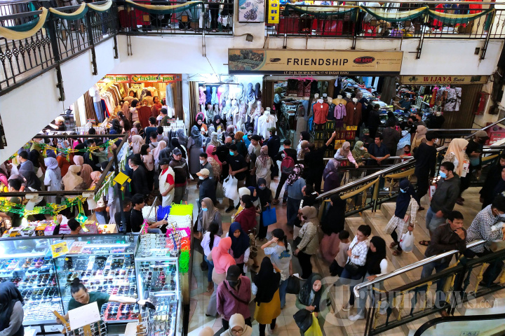 Belanja Kebutuhan Lebaran di Pasar Baru Bandung