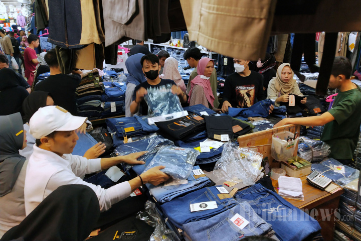 Belanja Kebutuhan Lebaran di Pasar Baru Bandung