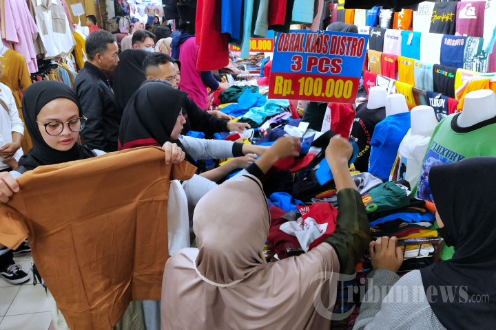 Belanja Kebutuhan Lebaran di Pasar Baru Bandung