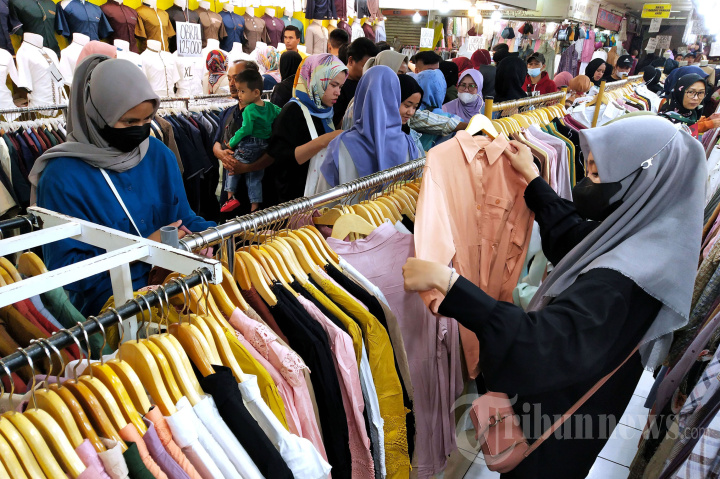 Belanja Kebutuhan Lebaran di Pasar Baru Bandung