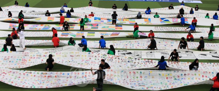Bentangan Kain Bercap Ribuan Tangan Pasca Integritas Anti Korups
