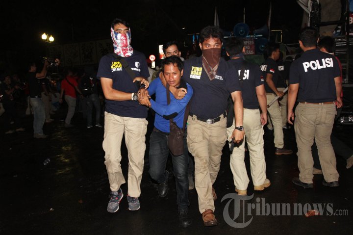 Bentrok Demo Buruh di Depan Istana Merdeka