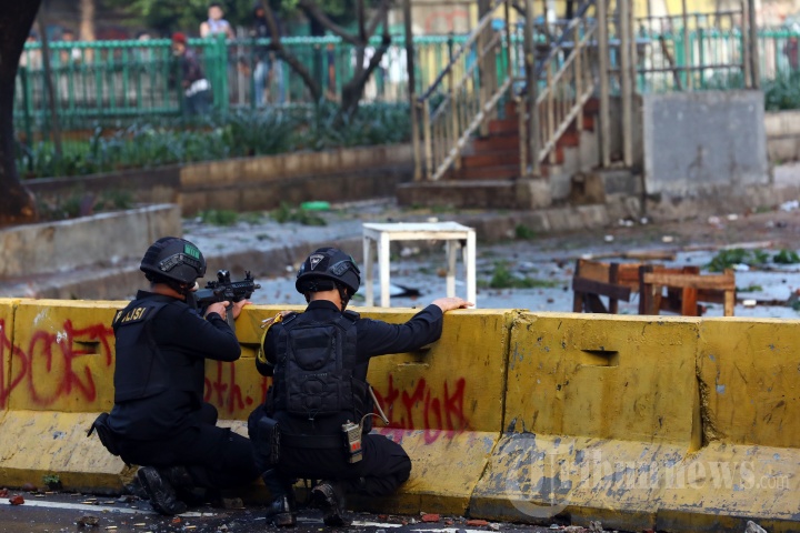 Bentrokan Antara Polisi dan Massa di Tanah Abang