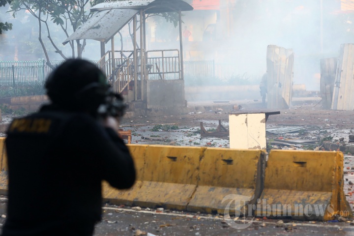 Bentrokan Antara Polisi dan Massa di Tanah Abang