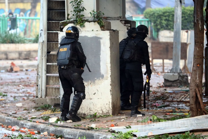 Bentrokan Antara Polisi dan Massa di Tanah Abang