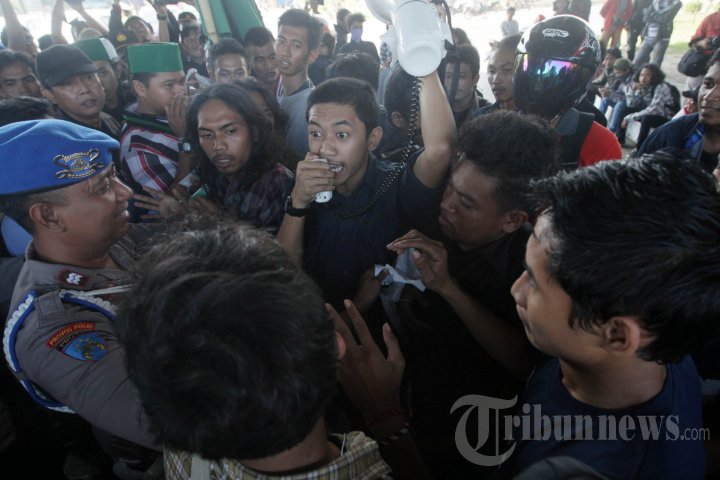 Bentrokan Mahasiswa dengan Aparat di Makassar