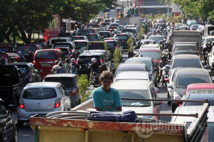 Bentrokan Mahasiswa dengan Aparat di Makassar