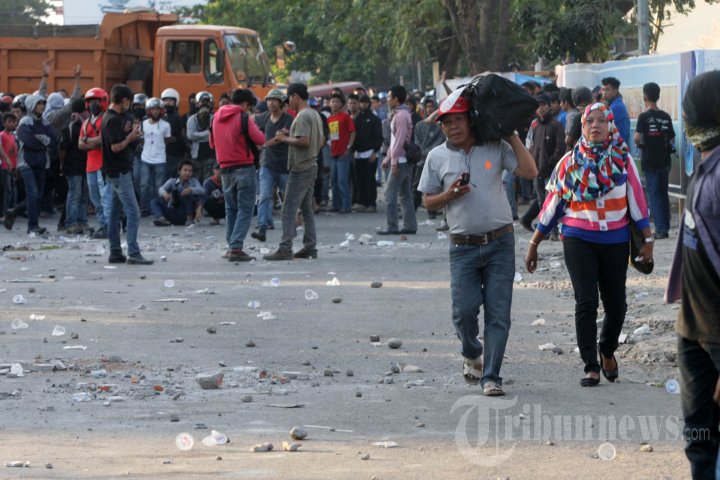 Bentrokan Mahasiswa dengan Aparat di Makassar