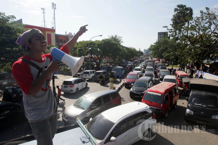 Bentrokan Mahasiswa dengan Aparat di Makassar