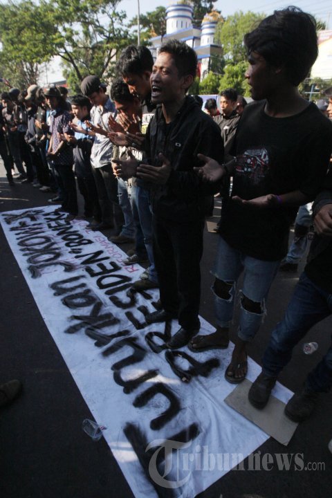 Bentrokan Mahasiswa dengan Aparat di Makassar