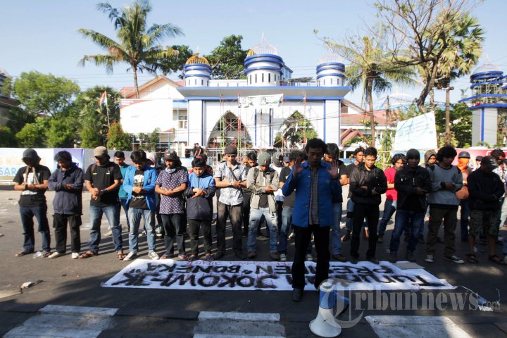 Bentrokan Mahasiswa dengan Aparat di Makassar