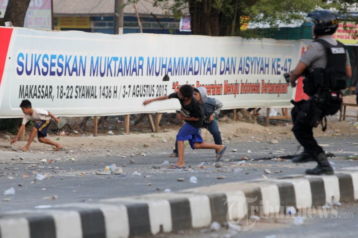 Bentrokan Mahasiswa dengan Aparat di Makassar