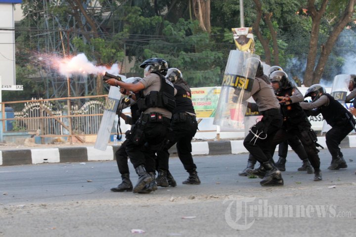 Bentrokan Mahasiswa dengan Aparat di Makassar