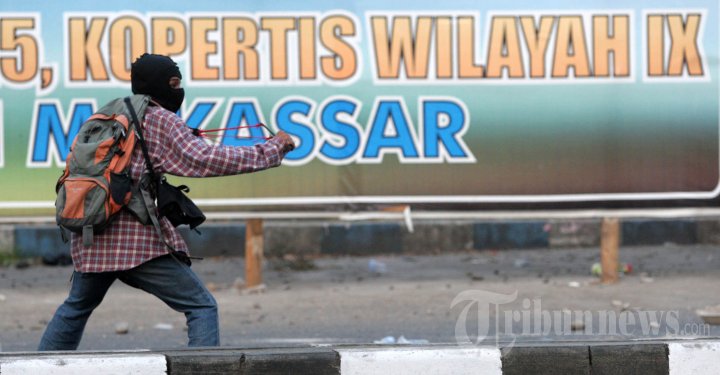 Bentrokan Mahasiswa dengan Aparat di Makassar