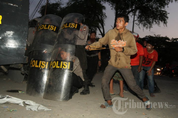 Bentrokan Mahasiswa dengan Aparat di Makassar