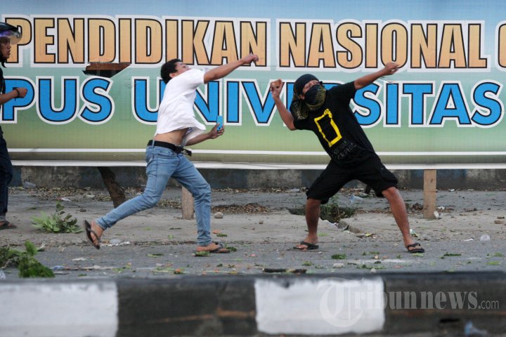 Bentrokan Mahasiswa dengan Aparat di Makassar