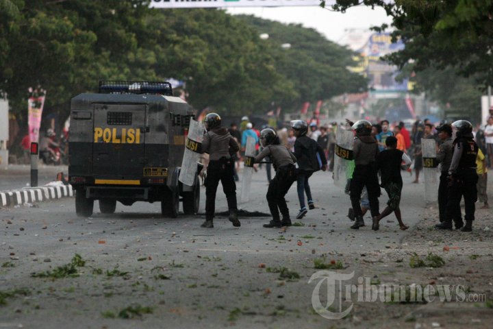 Bentrokan Mahasiswa dengan Aparat di Makassar