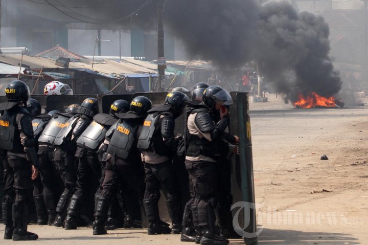Bentrokan Polisi Dan Warga Di Dadap