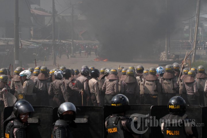 Bentrokan Polisi Dan Warga Di Dadap