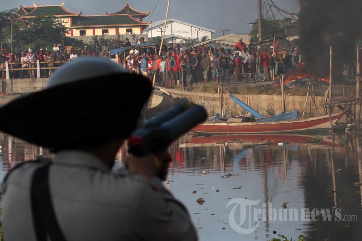 Bentrokan Polisi Dan Warga Di Dadap