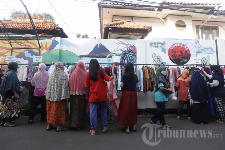 Berbagi Pakaian Bekas Layak Pakai