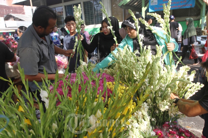 Berburu Bunga Hias Jelang Lebaran