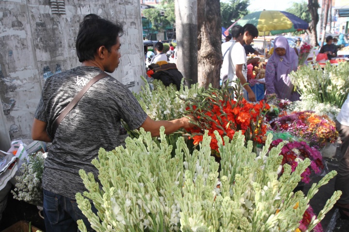Berburu Bunga Hias Jelang Lebaran