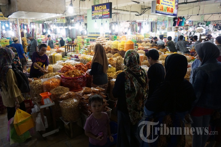 Wisatawan mencari oleh oleh khas Pekanbaru di Pasar Bawah, Pekanbaru, Riau, Jumat (9/6/2017). Pasar Bawah merupakan pusat oleh-oleh bagi para wisatawan yang berkunjung ke Pekanbaru.