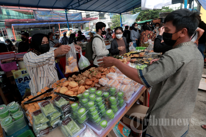 Berburu Takjil di Bendungan Hilir