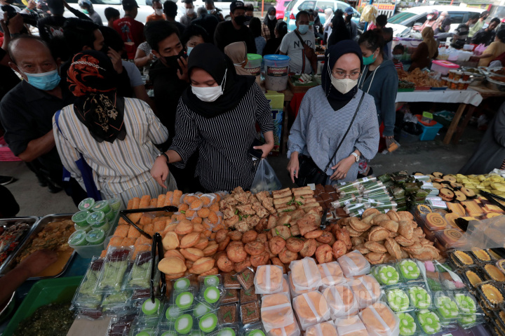 Berburu Takjil di Bendungan Hilir