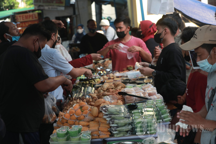 Berburu Takjil di Bendungan Hilir