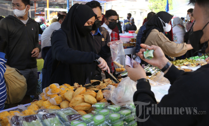 Berburu Takjil di Bendungan Hilir