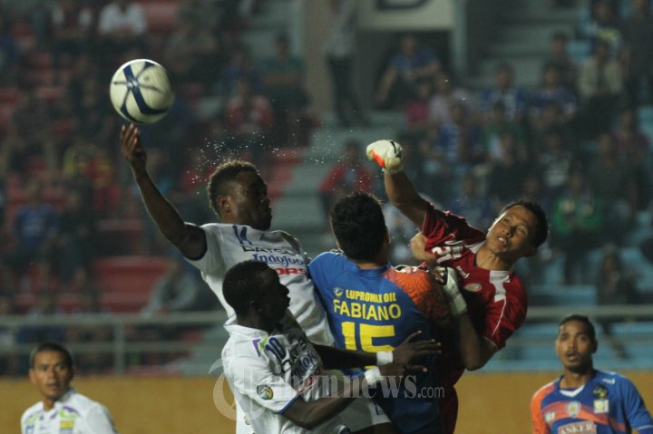 Berebut Bola Pemain Persib dan Arema Cronus