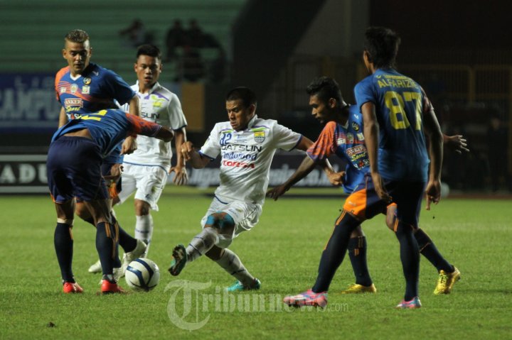 Berebut Bola Pemain Persib dan Arema Cronus