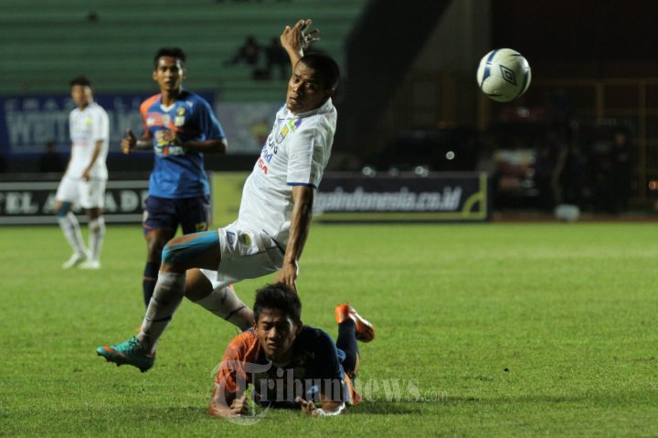 Berebut Bola Pemain Persib dan Arema Cronus
