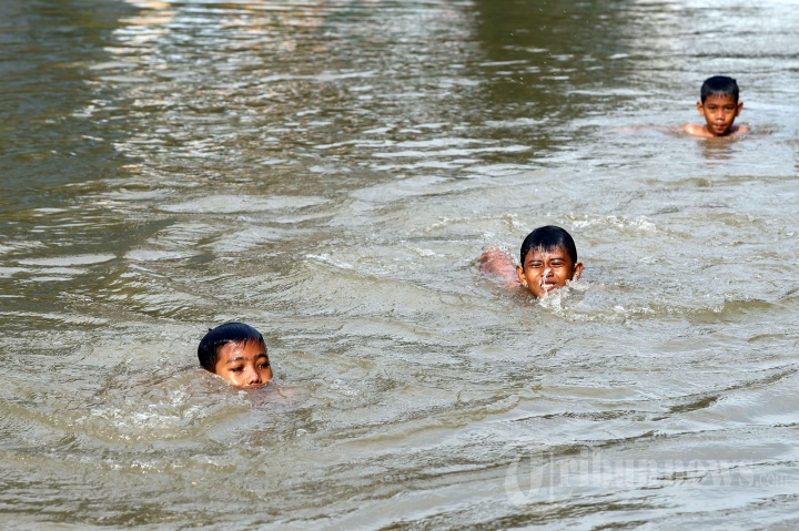 Berenang di Aliran Kalimalang saat Pandemi Covid-19