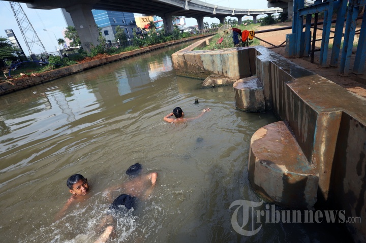 Berenang di Aliran Kalimalang saat Pandemi Covid-19