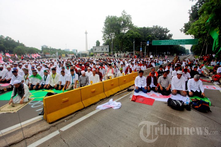Beribadah Bersama Sebelum Berunjuk Rasa