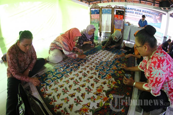 Berlatih Membuat Batik Mengembangkan UMKM