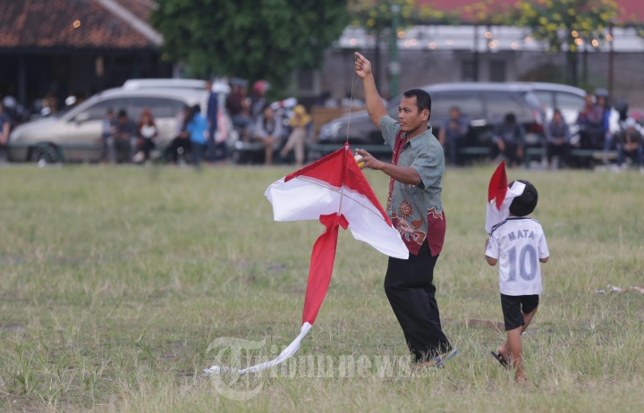 Bermain Layang-Layang Peringati Hari Lahir Pancasila