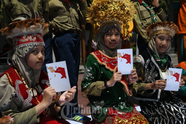Berpakaian Adat Aksi Damai Indonesia Satu