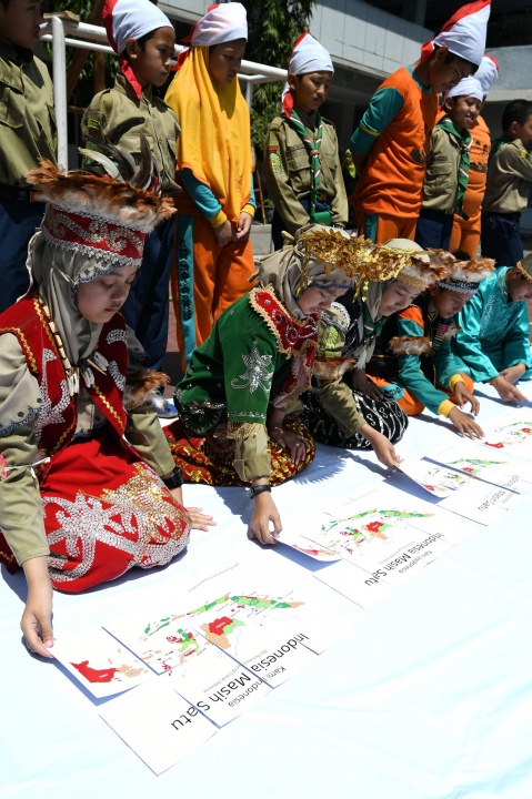 Berpakaian Adat Aksi Damai Indonesia Satu