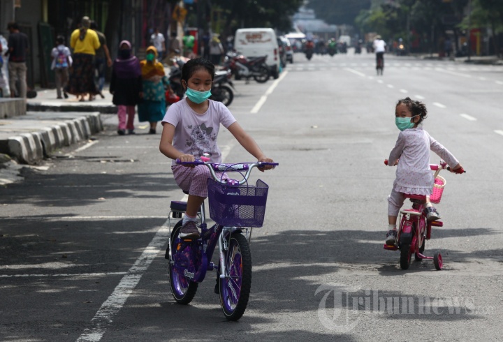 Bersepeda di Jalan Yang Tutup Selama PSBB di Bandung Raya