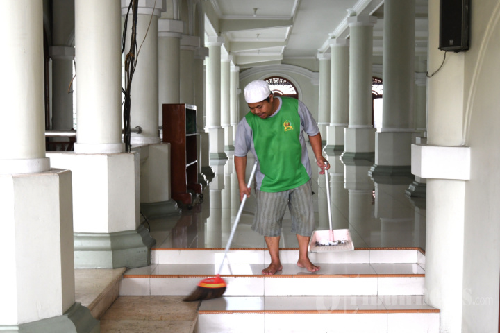 Bersih-bersih Masjid di Kota Malang Jelang Ramadan