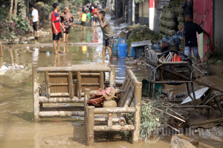 Bersih-bersih Usai Banjir Bandang