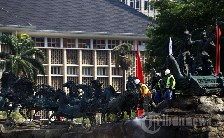 Bersihkan Patung Arjuna Wijaya