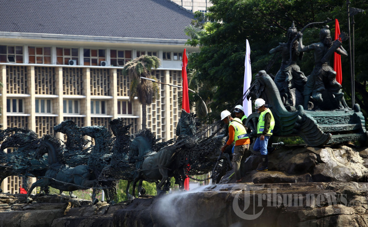 Bersihkan Patung Arjuna Wijaya