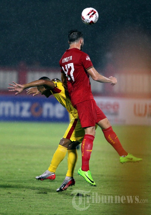 Bhayangkara FC vs Persija Duel Marko Simic dan Renan Silva