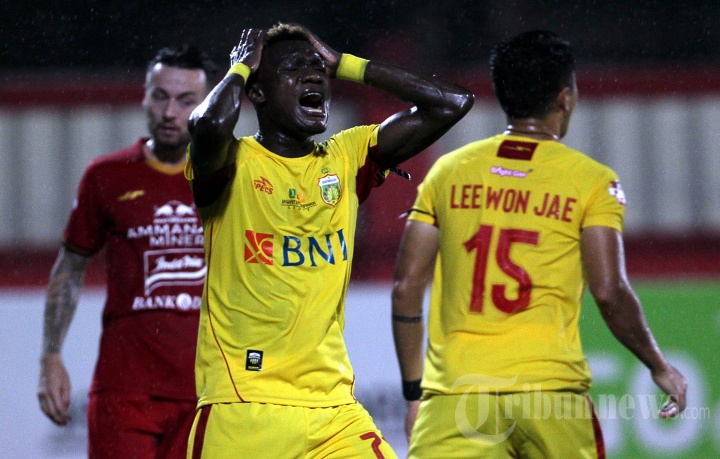 Bhayangkara FC vs Persija Jakarta Aksi Nandy Guy Herve