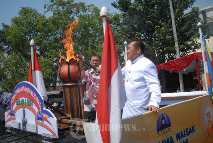 Biksu Lakukan Prosesi Pengambilan Api Dhamma Waisak